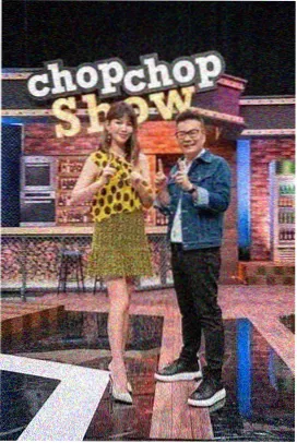 人文综艺封面：加油站旁支起的长桌与访谈用的话筒